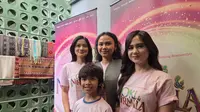 Para pemain film Oki & Nirmala Titi Kamal, Dea Panendra, Tissa Biani dan Azzamy Syauqi.  (Ratnaning Asih/ Liputan6.com)
