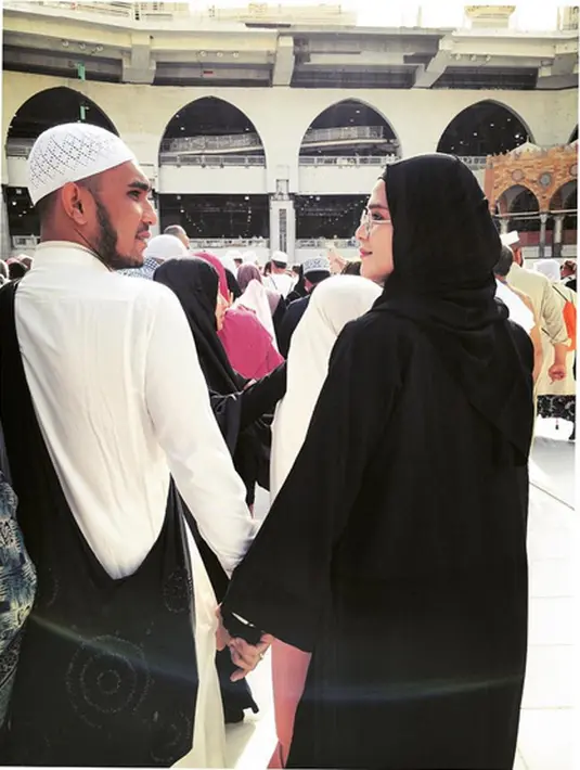 "Karena saya menikah karena Allah, saya menikah karena ibadah, saya mempertahankan semampu saya. Kalau misal nanti keputusan sidang seperti itu (cerai), itu kehendak Allah. Saya akan pasti jalani," ujar Rosmanizar. (Instagram/rosmanizar_baskoro)