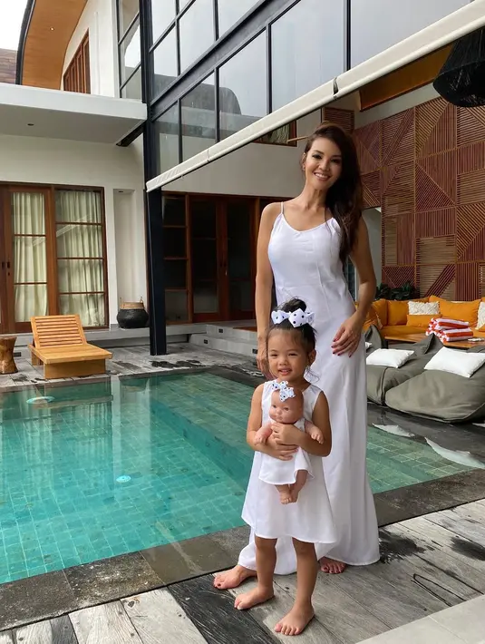 <p>Farah Quinn dan sang putri pun kompak dan sering banget pakai baju kembar. (FOTO: instagram.com/farahquinnofficial/)</p>