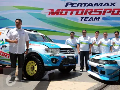 Pereli, Rifat Sungkar berfoto bersama tim Pertamax Motorsport usai peluncuran di Jakarta, Kamis (14/4/2016). Pertamina meluncurkan Pertamax Motorsport Program untuk tiga cabang olahraga otomotif di Indonesia. (Liputan6.com/Helmi Fithriansyah)