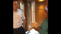 Kemarin pendemo memadati Balai Kota. Namun mereka bisa dihalau oleh ibu petugas kebersihan ini. Dia pun dapat penghargaan dari Ahok.