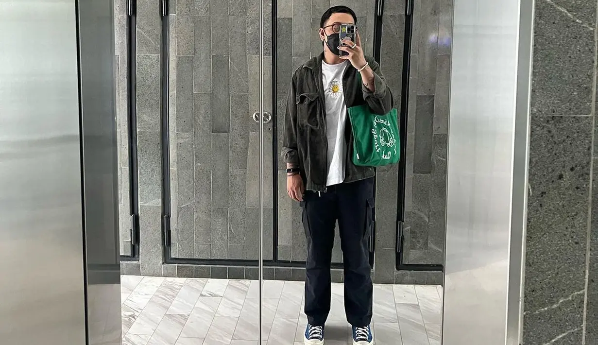 Kaos, kemeja dan totebag jadi combo yang nyaris tak pernah gagal. [Instagram/marlo]