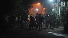 Sejumlah anak menggunakan alat musik dari tong sampah untuk membangunkan warga saat sahur di kawasan Mekarsari, Depok, Jawa Barat, Rabu (8/5/2019). Dengan alat seadanya, anak-anak penuh semangat berkeliling membangunkan warga sekitar untuk sahur. (Liputan6.com/Herman Zakharia)