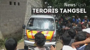 Polisi melakukan penggerebekan di sebuah kontrakan yang diduga dihuni teroris di Tangerang Selatan (Tangsel), Banten. Selain menemukan tiga bom aktif, polisi juga mendapati bom pipa berada dalam ransel