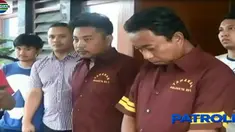 Kepada polisi, kedua tersangka mengaku pembunuhan itu dilatarbelakangi dendam.