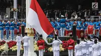 Paskibraka mengibarkan Bendera Merah Putih saat upacara Pengibaran Bendera Merah Putih dalam rangkaian Peringatan Detik-detik Proklamasi Kemerdekaan ke-74 RI di Istana Merdeka, Jakarta, Sabtu (17/8/2019). Peringatan HUT RI tersebut mengangkat tema "SDM Unggul Indonesia Maju". (Liputan6.com/HO/Kentun