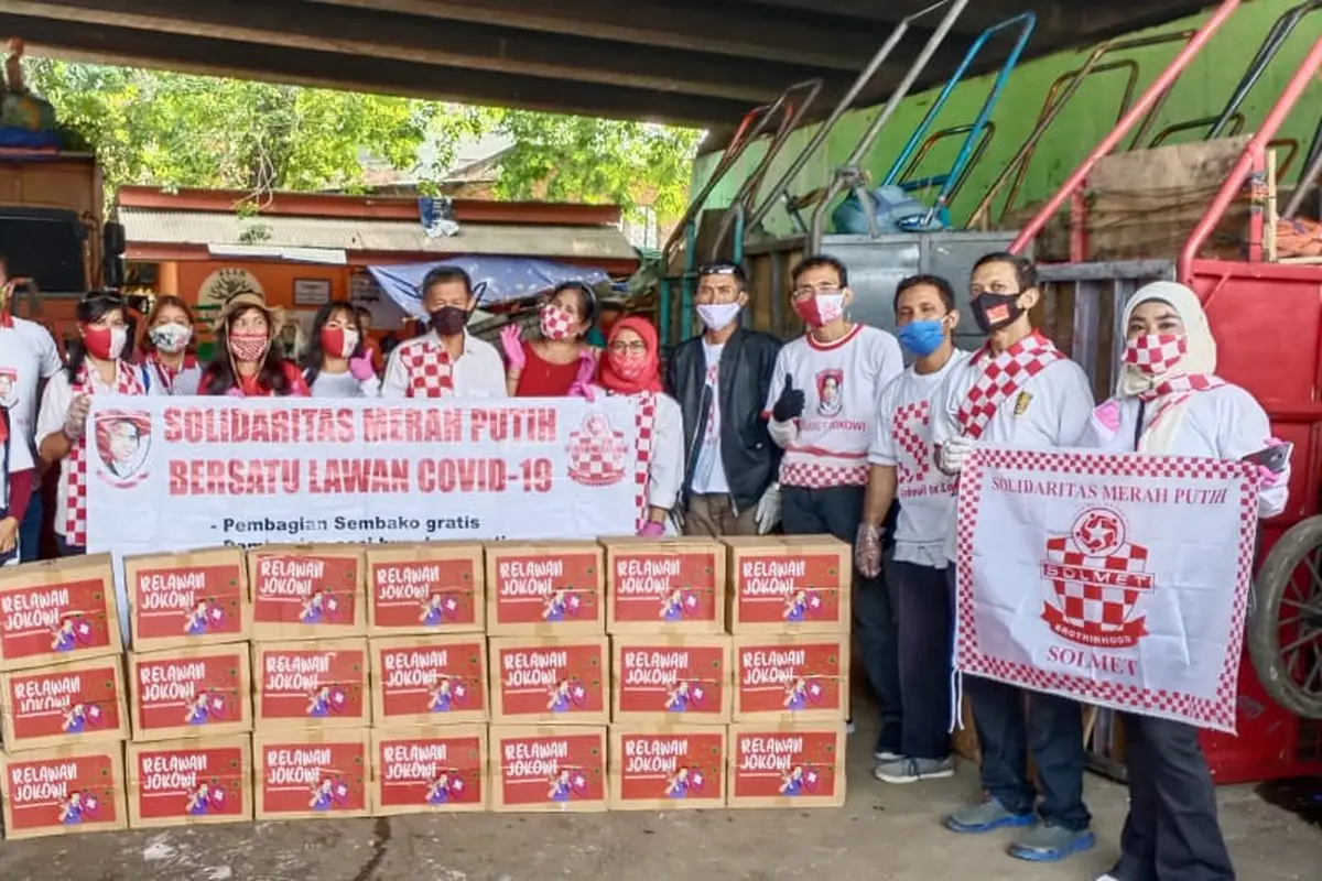 Relawan Solmet membagikan paket sembako di sejumlah titik wilayah Jakarta Pusat.