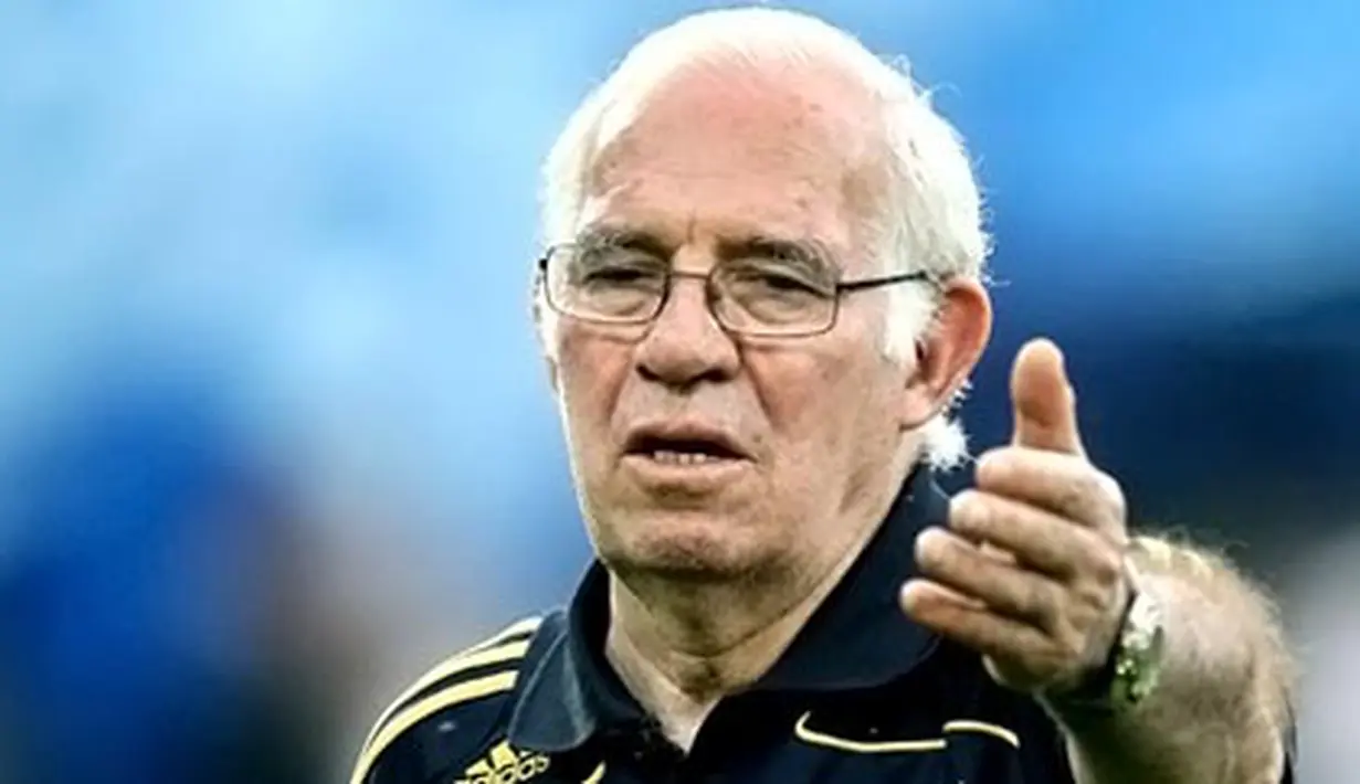 Aksi pelatih Spanyol, Luis Aragones di saat latihan timnas yang berlangsung di Ernst Happel Stadium, Wina, 21 Juni 2008. AFP PHOTO / DDP - RONNY HARTMANN 