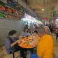 Pengunjung menikmati makanan di pusat jajanan (hawker) Tekka, Singapura, pada 17 Desember 2020. Budaya hawker atau jajanan kaki lima Singapura masuk dalam Daftar Warisan Budaya Takbenda UNESCO, menurut pernyataan PM Lee Hsien Loong melalui Facebook pada Rabu (16/12) malam. (Xinhua/Then Chih Wey)