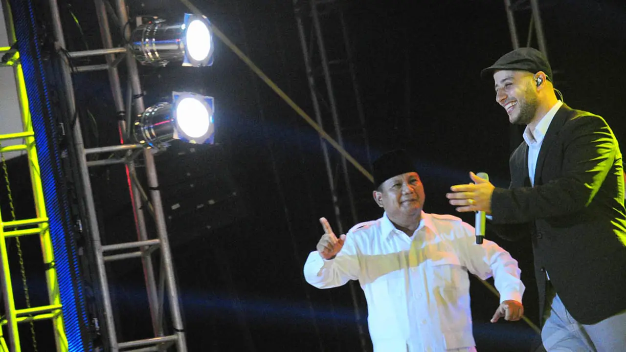 Prabowo Nyanyi Bareng Maher Zain di Panggung