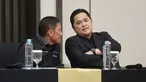Ketua Persatuan Sepak Bola Seluruh Indonesia (PSSI), Erick Thohir, berbincang dengan Direktur Utama PT Liga Indonesia Baru (LIB) Ferry Paulus, saat jumpa pers di Menara Danareksa, Jakarta Pusat, Kamis (20/6/2024). (Bola.com/M Iqbal Ichsan)