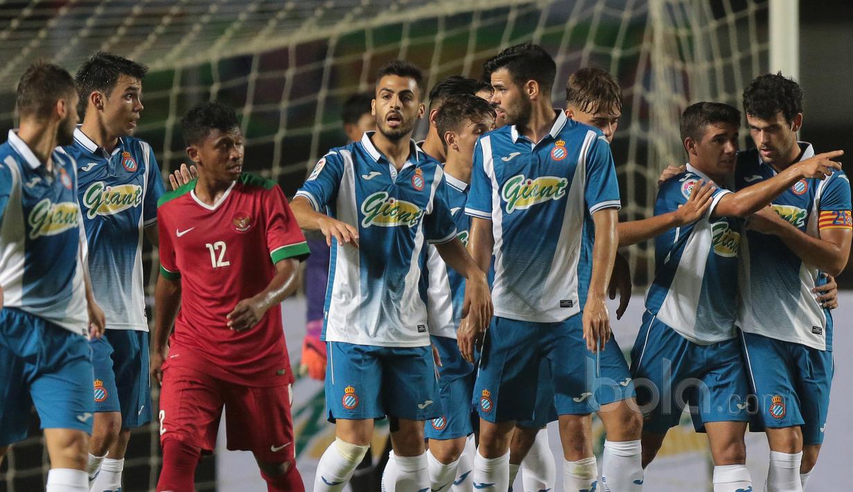 Para pemain Espanyol B saat merayakan gol ke gawang Timnas Indonesia U-19 pada laga persahabatan di Stadion GBLA, Bandung, (15/7/2017). Timnas U-19 kalah 2-4. (Bola.com/Nicklas Hanoatubun)