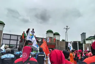 Massa Buruh Demo Depan Gedung DPR (AntaraNews)