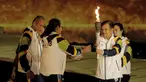 Wapres RI, Jusuf Kalla, menyerahkan api obor kepada pebulutangkis asal Yogyakarta, Kinarsih, saat prosesi kirab obor di Candi Prambanan, Rabu (18/7/2018). Api obor Asian Games tersebut akan dibawa mengelilingi 18 provinsi. (Bola.com/M Iqbal Ichsan)