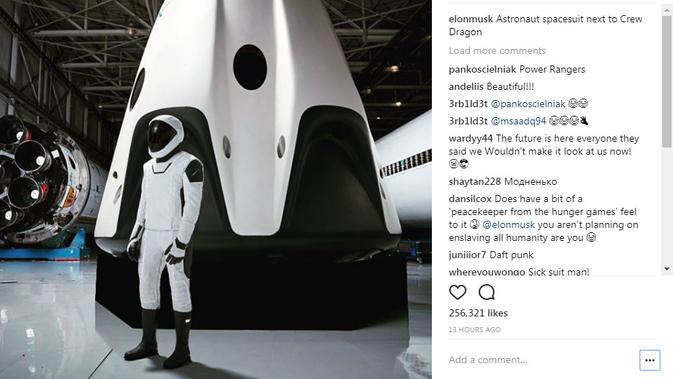 Bos SpaceX memamerkan foto pakaian luar angkasa yang akan dipakai astronot saat naik kapsul Crew Dragon (Sumber: Instagram/ @elonmusk)