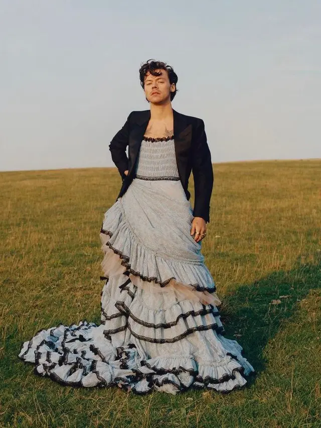 Gaya Harry Styles Kenakan Gaun dan Heels di Sampul Majalah Dazed, Patahkan Stereotip Gender