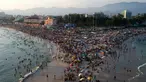 Foto udara menunjukkan orang-orang menikmati pantai Recreio dos Bandeirantes di tengah gelombang panas di Rio de Janeiro, Brasil, pada 17 Maret 2024. (TERCIO TEIXEIRA/AFP)