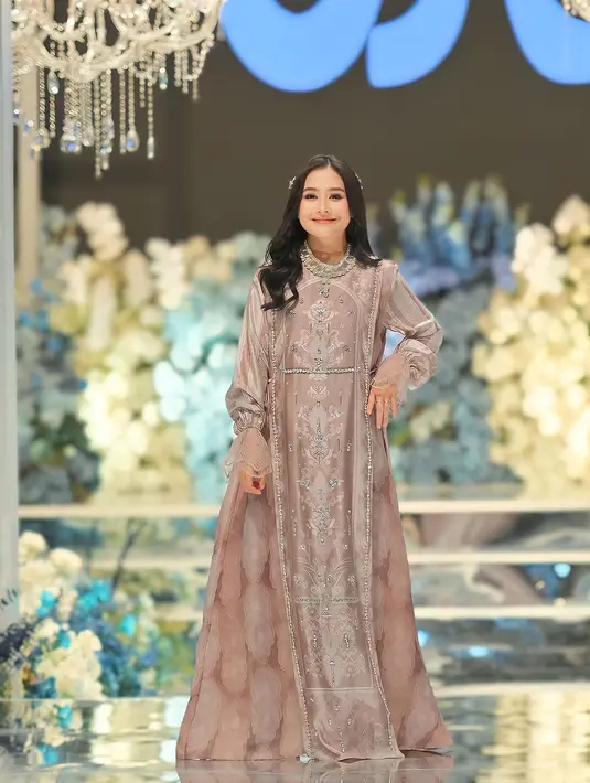 Selain Fuji, Prilly Latuconsina juga tak kalah memesona saat menjadi muse koleksi Crystabela Vanilla Hijab. Penampilannya begitu elegan dibalut gamis warna rose gold dengan aksen beads yang mewah. [@vanillahijab]