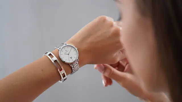 Padu padan gelang dan jam tangan (Foto: Reve Art AI)