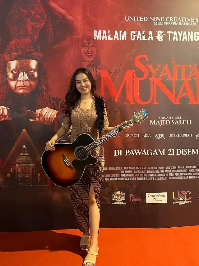 Gaya Mayang Lucyana Fitri Saat Main Gitar, Tampil Elegan hingga Jadi Rocker Panggung