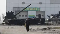 Bangkai tank di Mariupol, Ukraina. (Xinhua/Victor)