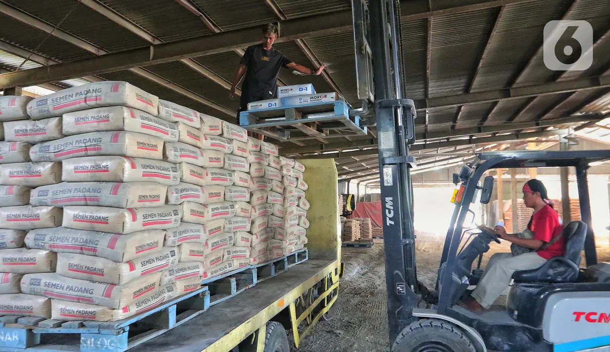 Aktivitas bongkar muat semen di Kawasan Jakarta Barat, Jumat (13/1/2023). Kepala BPS Margo Yuwono mengatakan tingkat inflasi harga bahan bangunan secara tahun kalender naik menjadi 6,87% (year on year/yoy). (Liputan6.com/Angga Yuniar)