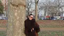 Lewat unggahan Instagram terbarunya, Alyssa Daguise sukses mencuri atensi saat berpose santai di taman kota London dengan latar pepohonan musim dingin. Bersandar anggun di balik batang pohon besar, Alyssa menjelma bak madame dalam balutan faux-fur collar belted coat dari Giuseppe Di Morabito. [@alyssadaguise].