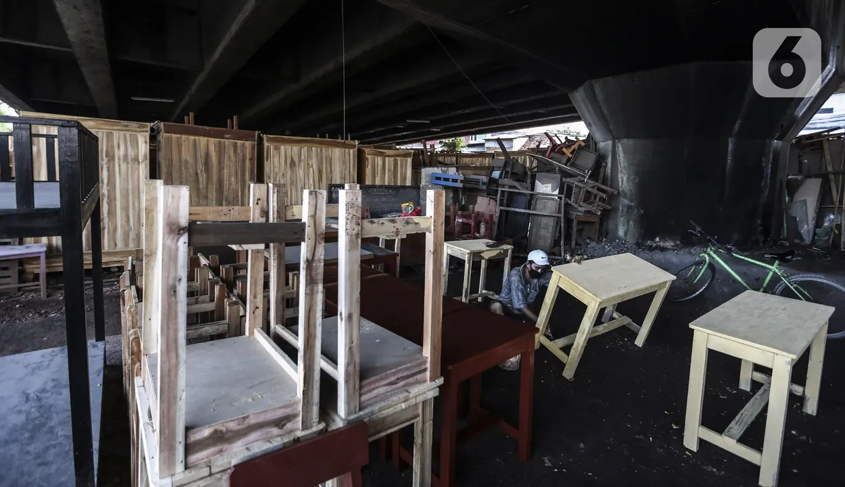 Pekerja menyelesaikan pembuatan furniture (perlengkapan rumah) di kolong Flyover Kranji, Bekasi, Jawa Barat, Sabtu (7/11/2020). Sebelum pandemi COVID-19, pedagang bisa menjual lima sampai tujuh unit furniture per hari, tapi kini hanya satu bahkan tidak sama sekali. (Liputan6.com/Johan Tallo)