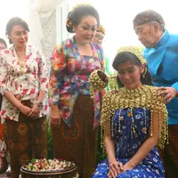 Berbagai rangkaian jelang nikah esok hari telah dimulai Ardina Rasti. Anak artis senior, Erna Santoso itu mulai Jumat (19/1/2018) mulai mengikuti berbagai rangkaian. (Nurwahyunan/Bintang.com)