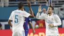 Gelandang Real Madrid, Mateo Kovacic, melakukan selebrasi usai mencetak gol ke gawang Barcelona pada laga ICC 2017 di Stadion Hard Rock, Miami, AS (29/7/2017). Barcelona menang 3-2 atas Real Madrid. (AP/Lynne Sladky)