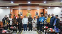 Asosiasi MRP Se-Wilayah Papua saat bertemu Ketua DPD RI AA LaNyalla Mahmud Mattalitti dan Wakil Ketua I DPD RI Nono Sampono di Ruang Delegasi DPD RI, Komplek Parlemen Senayan, Jakarta. (Istimewa)