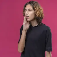 Rasa sakit pada rahang wajah dapat diminimalisir dengan latihan tongue & jaw release. (Foto/dok: Freepik/Stockking)