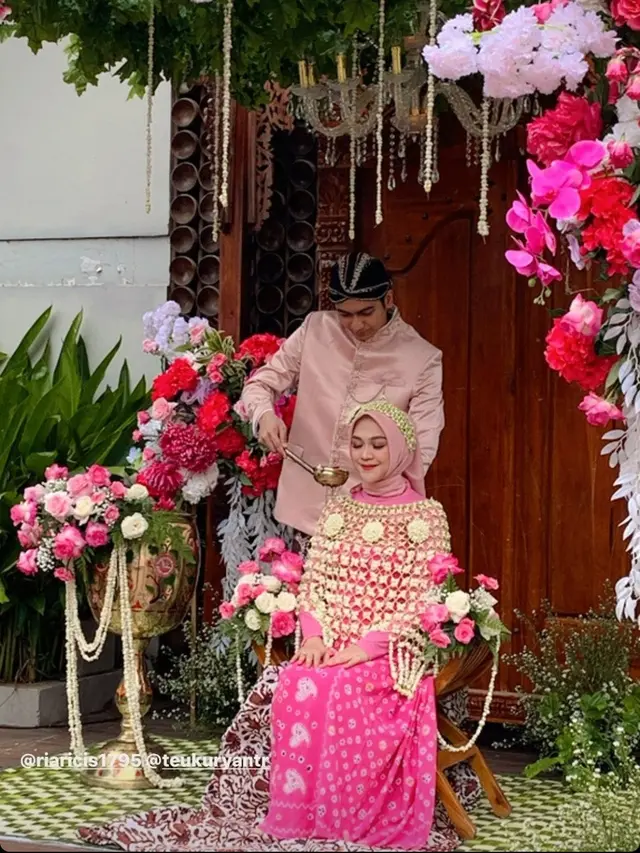 9 Potret Ria Ricis di Acara Pengajian dan Siraman 7 Bulan Baby R, Bumil Cantik Pakai Busana Serba Pink