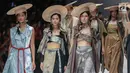 Model memperagakan busana rancangan HUMBANG SHIBORI x PURANA saat Jakarta Fashion Week 2019 di Senayan City, Jakarta, Kamis (25/10). Tenun ikat Humbang Shibori merupakan kerajinan kriya yang dibuat dengan metode ikat celup. (Liputan6.com/Faizal Fanani)