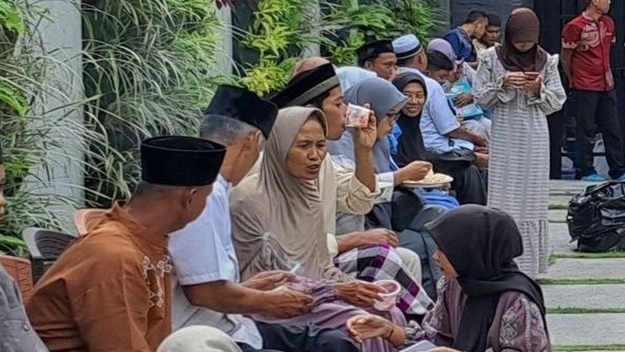 Para tamu juga dijamu dengan hidangan makanan ringan dan minuman yang disediakan keluarga Ganjar. Foto: merdeka.com / Purnomo Edi