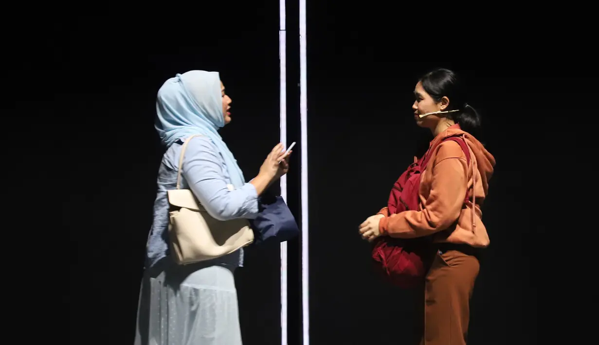 Kalya Islamadina tampil sebagai Kaluna dalam pementasan Home Sweet Loan The Musical di Graha Bhakti Budaya, TIM, Jakarta, Rabu (30/9/2026). Musikal tersebut diadaptasi dari novel karya Almira Bastari dan menampilkan perjalanan kehidupan seorang pekerja urban. (KLY/Budy Santoso)