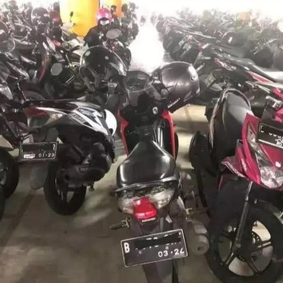 Duh, Kok Bisa? 11 Potret Parkir Motor yang Nggak Masuk Akal