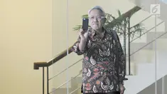 Dirut RS Sakit Medika Permata Hijau Hafil Budianto usai menjalani pemeriksaan di KPK, Jakarta, Jumat (9/2). Hafil diperiksa terkait dugaan merintangi atau mengagalkan penyidikan perkara E-KTP dengan tersangka Setya Novanto. (Liputan6.com/Herman Zakharia)