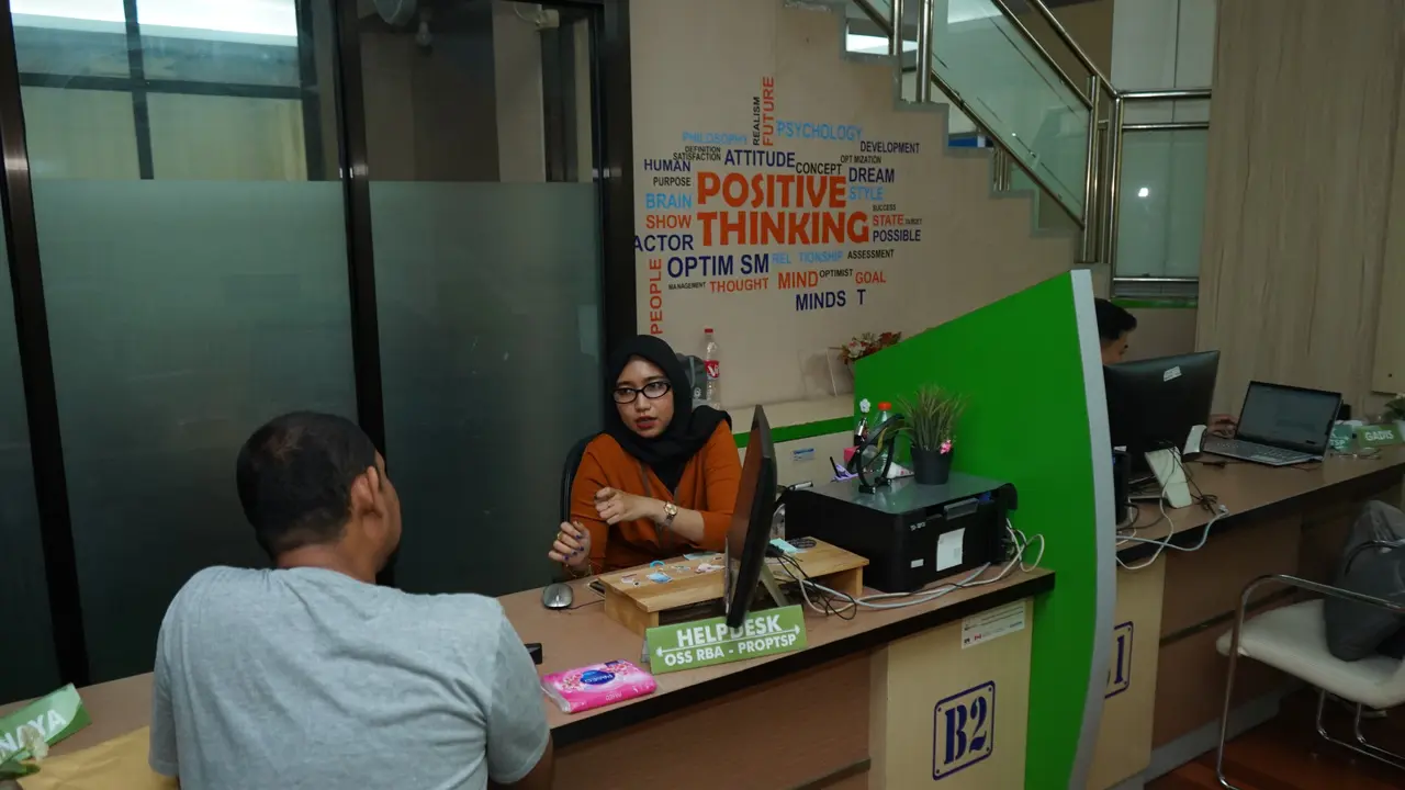 Warga Makassar bayar pajak di hari pertama WFH untuk ASN. (Liputan6.com/Fauzan)