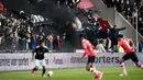Asap hitam menyelimuti tribun penonton saat pertandingan sepak bola PSV Eindhoven vs Ajax di Stadion Philips, Belanda (23/4). Akibat asap itu beberapa penonton mengalami gangguan pernapasan dan mata. (Olaf KRAAK / ANP / AFP)
