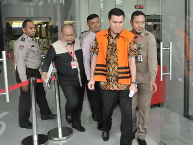 Andi Agustinus alias Andi Narogong usai menjalani pemeriksaan perdana di Gedung KPK, Jakarta, Selasa (4/4). Andi telah ditetapkan sebagai tersangka dalam kasus dugaan korupsi proyek pengadaan e-KTP tahun anggaran 2011-2012. (Liputan6.com/Helmi Afandi)