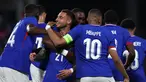 Bek Prancis #21 Jonathan Clauss (tengah) berseberasi engan rekan setimnya setelah mencetak gol ke gawang Luksemburg dalam laga  uji coba jelang Euro 2024 di Stade Saint Symphorien, Kamis (6/6/2024) dini hari WIB. (FRANCK FIFE / AFP)