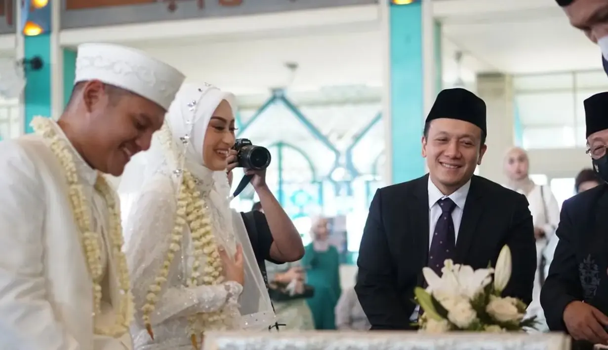Akad nikah Gadis Sampul 2012 yang juga pernah ikut audisi X Factor Indonesia 2015 itu menggelar akad nikah di Masjid Raya Pondok Indah, Jakarta Selatan. [Instagram/diaz.hendropriyono]