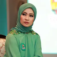 Mendekati Lebaran Idul Adha banyak yang mempersiapkan menu masakan yang akan disajikan. Begitu juga dengan presenter Alya Rohali. Presenter ini rutin membawa masakan saat berkumpul keluarga besarnya. (Deki Prayoga/Bintang.com)