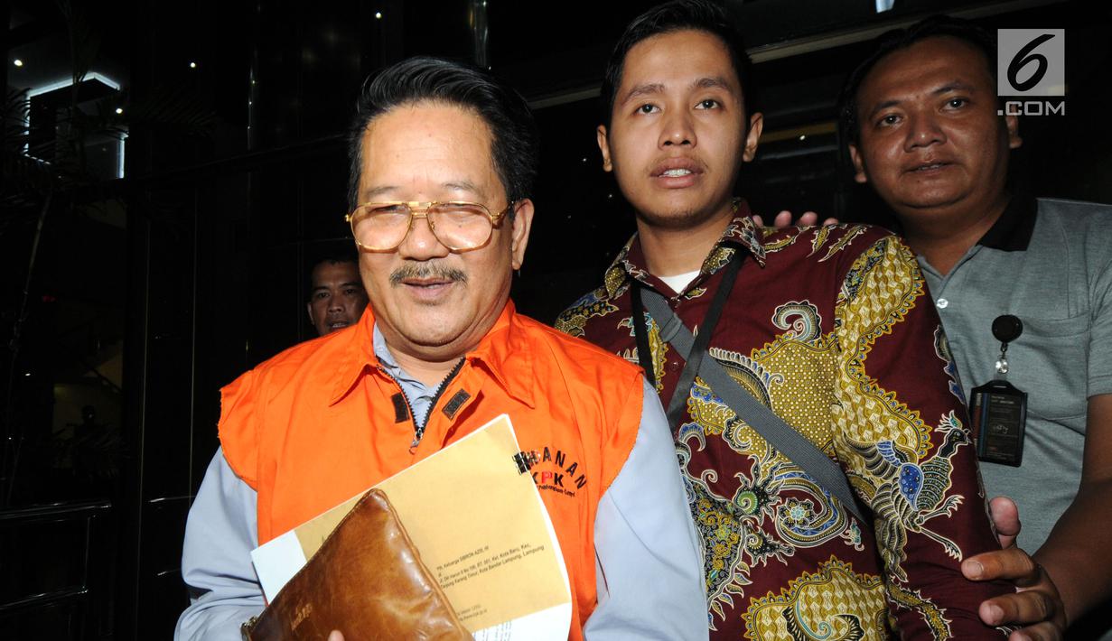 Pemilik PT Jasa Promix Nusantara dan PT Secilia Putri, Sibron Azis dikawal petugas usai menjalani pemeriksaan di gedung KPK, Jakarta, Jumat (25/1). Sibron Azis resmi ditahan 20 hari kedepan untuk memudahkan pemeriksaan. (merdeka.com/Dwi Narwoko)