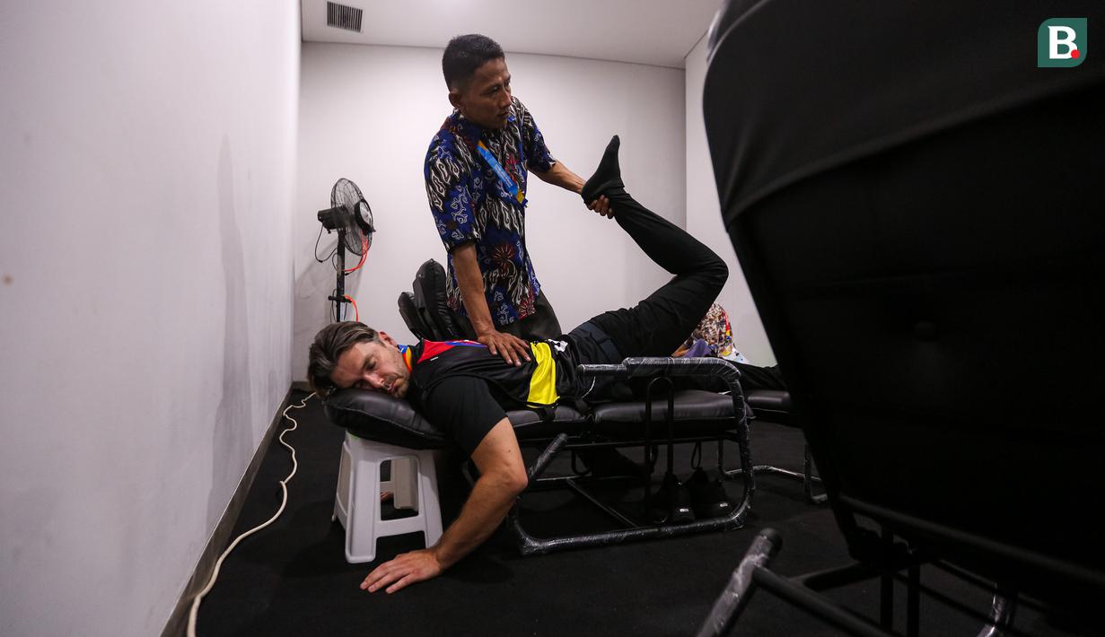 Seorang kru TV sedang menikmati fasilitas pijat selama Piala Dunia FIBA 2023 di Indonesia Arena, Senayan, Jakarta, Jumat (01/09/2023). (Bola.com/Bagaskara Lazuardi)