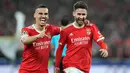 Pemain Benfica Rafa Silva (kanan) merayakan setelah mencetak gol ke gawang Club Brugge pada pertandingan leg kedua babak 16 besar Liga Champions di Stadion Luz, Lisbon, Portugal, 7 Maret 2023. Benfica menjadi tim pertama yang lolos ke perempat final Liga Champions setelah menghajar Club Brugge dengan agregat 7-1. (AP Photo/Armando Franca)