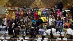 Anggota Dewan memakai baju adat daerah berfoto bersama usai mengikuti sidang paripurna ke-22 DPR di Gedung Nusantara II, Kompleks Parlemen, Senayan, Jakarta, Kamis (27/4). (Liputan6.com/Johan Tallo)