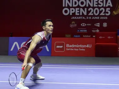 Pebulu tangkis tunggal putra Indonesia Jonatan Christie mengembalikan kok ke arah Lee Cheuk Yiu (Hong Kong) pada babak 16 besar Kapal Api Indonesia Open 2025 di Istora Senayan, Gelora Bung Karno, Jakarta, Kamis (5/6/2025). (Liputan6.com/Herman Zakharia)