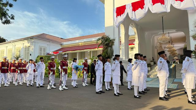 Tim Pasukan Pengibar Bendera Pusaka (Paskibraka) “Indonesia Bersatu” bertugas pada Upacara Penurunan Bendera Negara Sang Merah Putih, di halaman Istana Merdeka Jakarta.